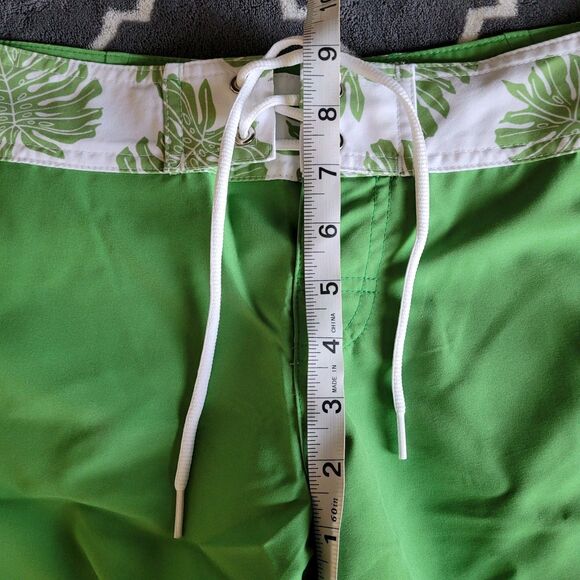 Carve Designs Womens 10.5 Inseam Board Shorts Sz Medium Green Tropical Beach NWT - Picture 5 of 9